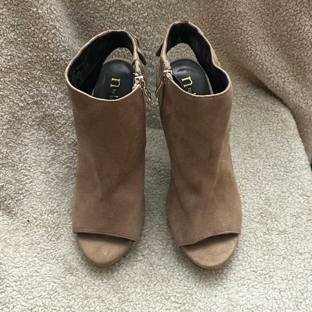 Sz 9.5 M women’s taupe shootie-$25